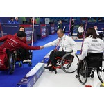 健闘をたたえ合う中島ら