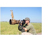 【写真】絶対に撮れないミーアキャット、望遠レンズの上にちょこん。