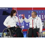 ハイタッチする小川、中島組