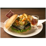 天ぷら＋ビーフの仰天バーガー、海苔の佃煮ソース＆天つゆジュレ。