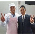 遠藤憲一と小泉孝太郎が初対面で「ピース」