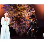 つんく♂がステージで涙ぐむ姿、クミコの子守唄歌唱に聞き入る。