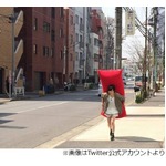 さや姉がソファ背負い街を行く、「軽くて持ち運びにも便利」とニッコリ。