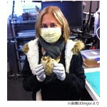 &ldquo;自分の心臓&rdquo;を手に持つ女性、心臓移植手術受け病気に打ち勝つ。