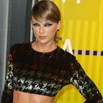 テイラー・スウィフトのお尻触って失業？ 元ラジオDJ提訴で裁判沙汰。