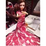 &ldquo;肉ドレス&rdquo;女性の人形が物議、一枚一枚肉を食べていくと裸に。