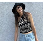 新山千春、日焼けしたほっそり美腕＆美しいデコルテ際立つニットトップス