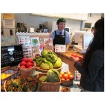モスが野菜そのまま店頭販売、トマトやキャベツなど6品目でスタート。