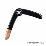 シャネルの新アイテム&ldquo;ブーメラン&rdquo;が物議