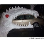 大雪の日に姿現した「ゴジラ」、駐車場の自動車を&ldquo;丸呑み&rdquo;に。