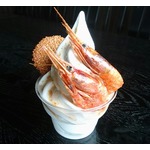 丸ごと2尾のせた&ldquo;えびソフトクリーム&rdquo;