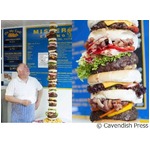 【写真】&ldquo;世界一高い&rdquo;ハンバーガー、総カロリーも恐ろしい巨大メニュー。