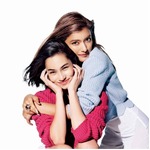 水原希子とローラ&ldquo;夢の共演&rdquo;、仲良し2人が初めて揃って雑誌表紙。