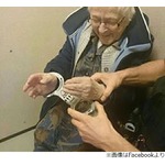 99歳女性を&ldquo;逮捕&rdquo;、手錠かけられ満面の笑み