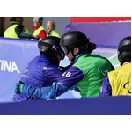 健闘をたたえ合う小栗と小須田