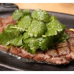 熟成サーロインステーキにパクチーをドバッ