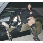 テスラの&ldquo;人型ロボット&rdquo;がヤバイ、キム・カーダシアンがフォロワー3億5900万人に披露