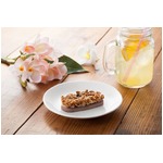 ローソンが手軽グラノーラバー、アサイー果汁入りベイクドチーズと合体。