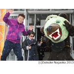 福くんと凶暴メロン熊&ldquo;対決&rdquo;、グラサン＆スーツ姿で銃構え戦う。