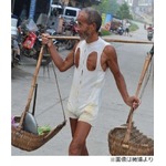 乳首丸出しオシャレ農民が話題、自らデザインの服に周囲くぎ付け。