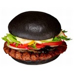 真っ黒バンズの「黒バーガー」、バーガーキング再上陸5周年記念で。