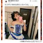アイドル衣装の加護亜依に絶賛、大きく肩を出したかわいいデザイン。