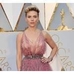 離婚調停中のスカヨハ、俳優とイチャつきキス