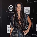 デミ・ムーアが娘に整形禁止令、3人の娘は「何もしなくても美しい」。