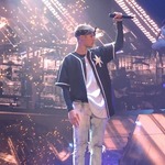 ジャスティン・ビーバーがファンに暴言、プレゼント贈られるも蹴飛ばす。