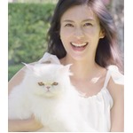 猫と戯れるキュートな柴咲コウ、ロート製薬の肌ラボ「白潤」新CM出演。