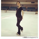 荒川静香&ldquo;妊娠9か月&rdquo;のお腹、出産前最後のスケートリンクでパチリ。