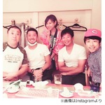 淳が&ldquo;山本圭壱選手&rdquo;とゴハン、広島の選手＆真麻も一緒にパチリ。