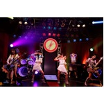 画面がタテ・ヨコ回転するMV、ガイドマーク表示され音ゲーのよう。