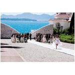 N・ポートマンが逃げる花嫁役、花婿捨てる姿描くディオール新広告。