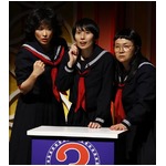 鈴木砂羽がスケバンセーラー服、ハリセンボン10周年記念ライブで熱演。