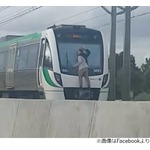 電車に&ldquo;張り付き&rdquo;違法乗車、危険な自撮り