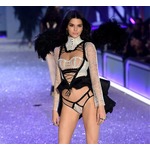 カーダシアン一家、皆で4女の下着ショー応援