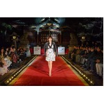 平子理沙が渋谷でランウェイ、神社の参道でショップ店員たちと。