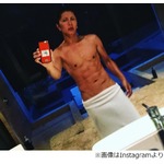 GACKTがバスタオル一枚の美しき裸体披露