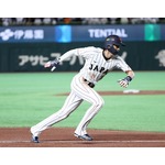 本塁に向かう周東　野球