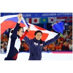 国旗を手にする高木