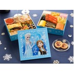 「アナ雪」重箱の可愛いおせち、鮮やかな水色に雪の結晶モチーフ。