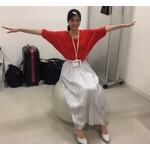 笑顔で体幹鍛える新川優愛、撮影合間も可愛い