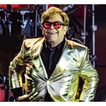 エルトン・ジョンが自宅で滑って転倒、病院に搬送される