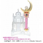 全長22cmのムーンスティック、宮殿モチーフのスタンドがセットに。