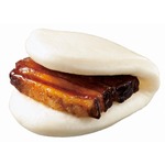 ローソンが「豚角煮まん」投入、豚角煮はボリューム満点の厚切りで。