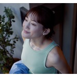 綾瀬はるかのユニクロ「ブラトップ」新CM、ブラトップで街に繰り出しクルージング