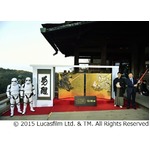 「スター・ウォーズ」風神雷神図屏風お披露目、京都・清水寺本堂舞台で。