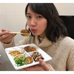 吉岡里帆のかわいい&ldquo;たこ焼きフーフー&rdquo;