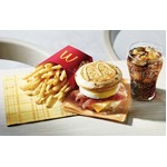 「マックグリドル」全時間帯で、期間限定で昼も夜もパンケーキサンド。